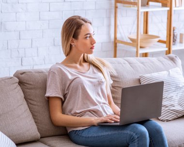 Bilgisayarlı bir kadın covid-19 karantinasında çalışıyor.