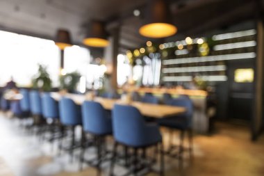 Modern kafedeki masalardan bar tezgahında bulanık görünüm
