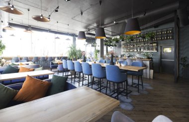 Avrupa tarzı yeni ve temiz lüks restoran, bar tezgahı