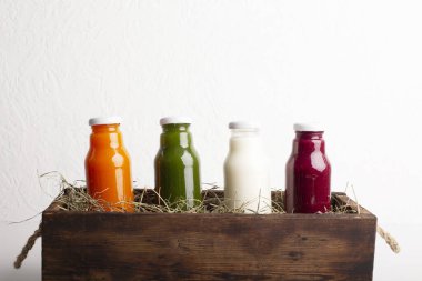 Cam şişelerde farklı detoks smoothie Tahta kutuda taze meyve