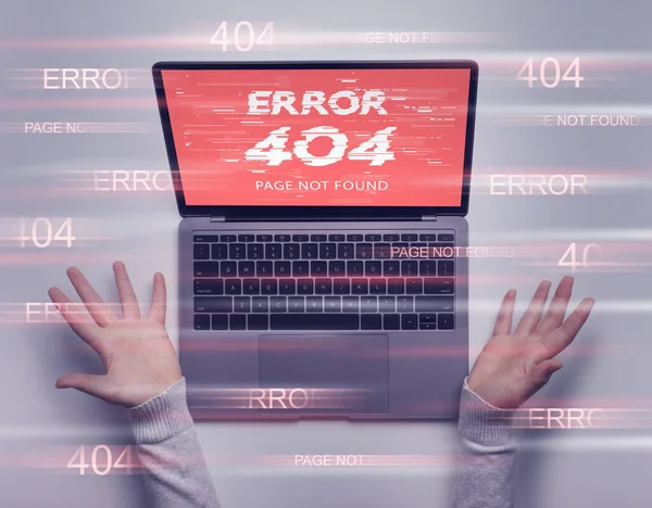 Hoşnutsuz yayılmış eller, dizüstü bilgisayar ekranında 404 sayfa bulunamadı