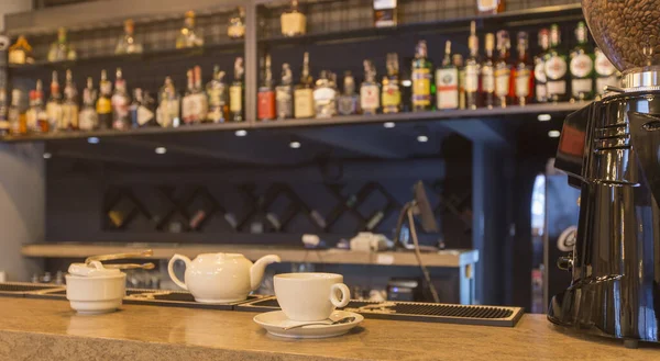Restoran bergaya dengan gaya apartemen, bar dengan set teh — Stok Foto