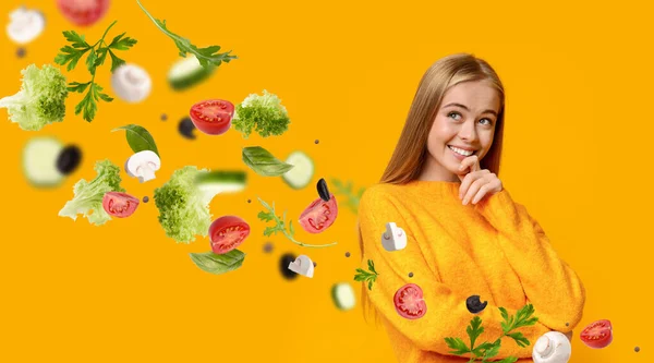 건강을 의식하는 식사. 금발의 백인 여자와 함께 콜라주 오렌지 배경에 떠 있는 채소, 빈 공간 — 스톡 사진