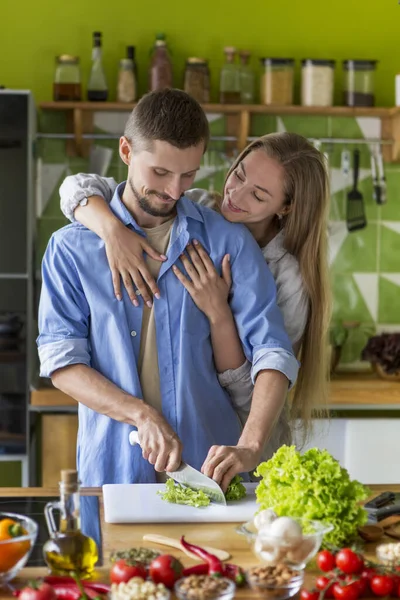 Glada par förbereder hälsosam vegetarisk måltid tillsammans — Stockfoto