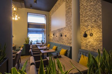 Çatı katı tarzındaki modern restoran, büyük kanepeler.