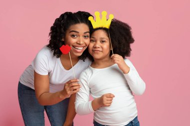 Mutlu Afro-Amerikan Anneler ve Küçük Kızı Kağıt Parti Aksesuarları