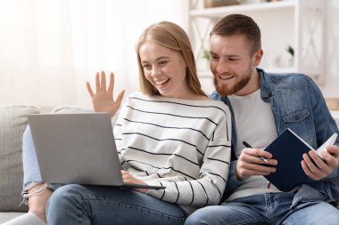 Genç çift video aracılığıyla arkadaşlarıyla iletişim kuruyor.