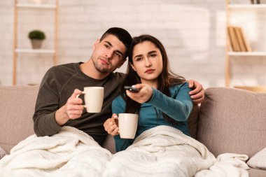 Kanepede oturan çift birlikte vakit geçiriyor.