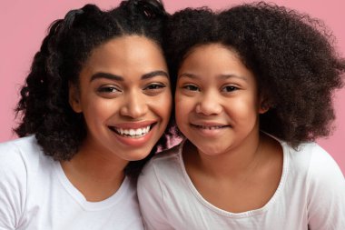 Küçük Afro Kız ve Güzel Annesi 'nin Mutlu Aile Portresi