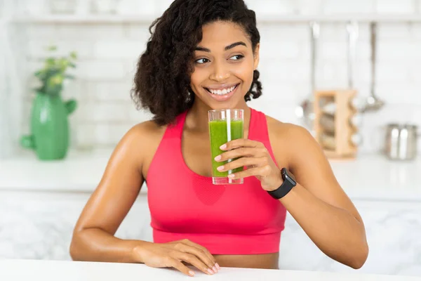 Afro fille boire Smoothie et regarder à l'extérieur dans la cuisine — Photo