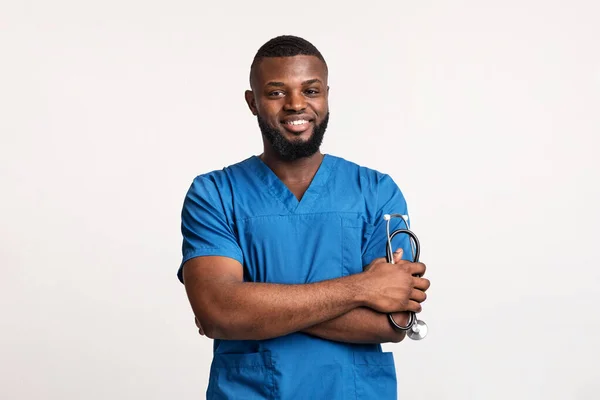 用听诊器对着白人背景微笑的非洲医生 — 图库照片