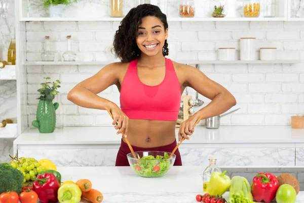 Hermosa chica negra joven preparando ensalada de verduras — Foto de Stock