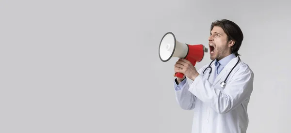 Οργισμένος άνδρας γιατρός με στολή να φωνάζει στο φωτοτυπικό με μεγάφωνο — Φωτογραφία Αρχείου