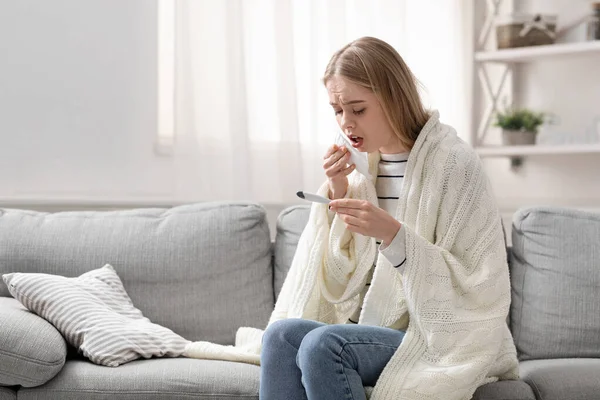 Covid-19 infected woman with fever coughing at home — Stock Photo, Image