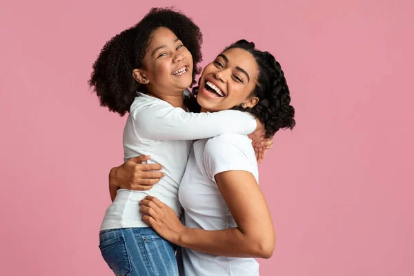 Retrato de linda chica negra y mamá feliz abrazando y riendo — Foto de Stock