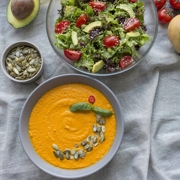 Calabaza asada y sopa de zanahoria y ensalada fresca —  Fotos de Stock