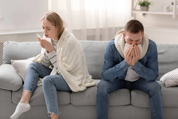 Infekterad man och kvinna hosta hemma inredning — Stockfoto