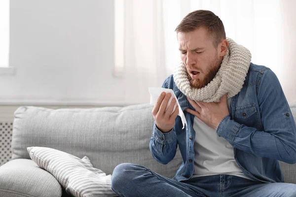 Coronavirus enfeksiyonlu adam evde öksürüyor.