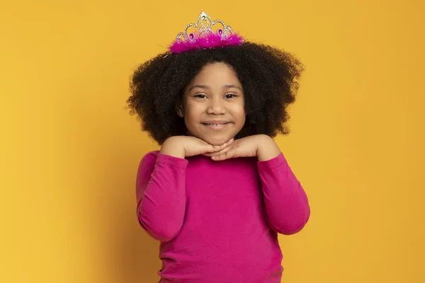 Schattig klein Afro meisje dragen prinses kroon en glimlachen op de camera — Stockfoto