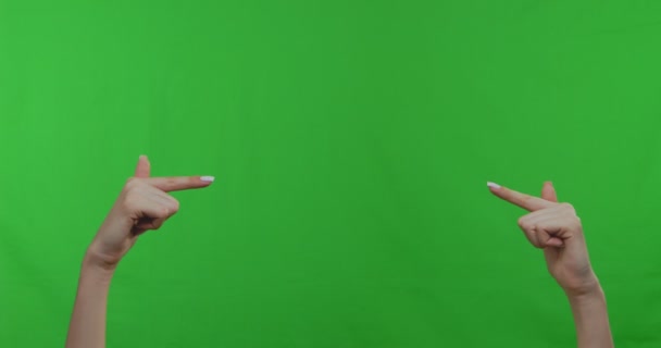 Női kéz mutató üres tér felett zöld chromakey háttér — Stock videók