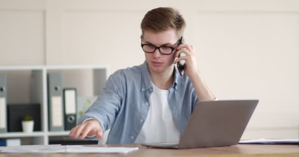 Gars émotionnel parler sur téléphone portable avec le gestionnaire de soutien — Video