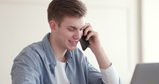 Przyjazny menedżer sprzedaży rozmawiający przez telefon, pracujący w biurze — Wideo stockowe