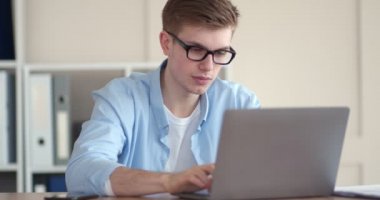 İçişleri Bakanlığı 'nda yeni iş stratejisi düşünen ciddi bir adam.