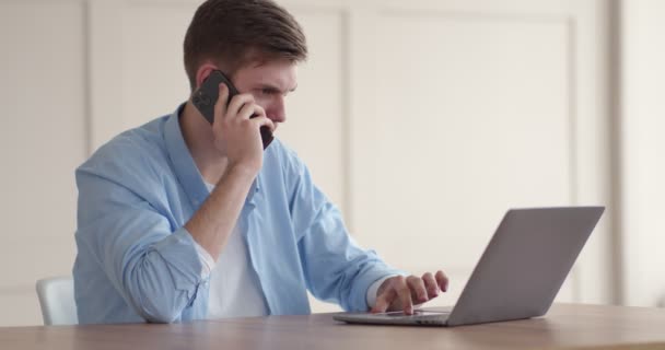 Cliente insatisfecho explicando el problema de la computadora a la atención al cliente por teléfono — Vídeos de Stock