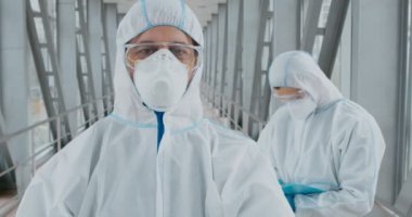 Tehlikeli madde uzmanları vücut ısısını kamerada kontrol ediyor.