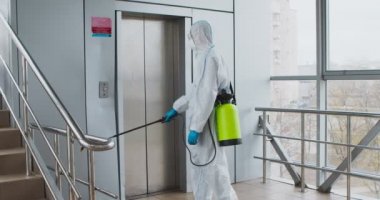 Kimyasal deterjanla koruyucu elbise temizleme uzmanı.