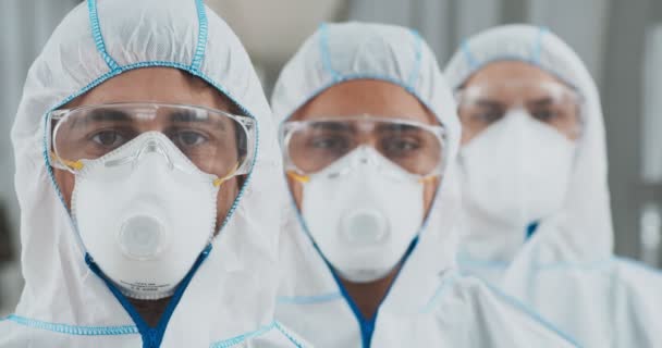 Retrato del equipo de servicio de limpieza profesional en trajes de materiales peligrosos — Vídeos de Stock