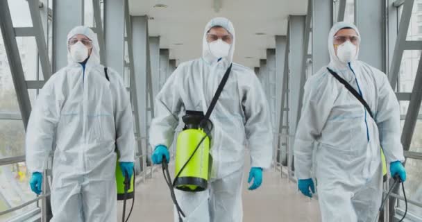 Gruppo di disinfettanti professionali che camminano con detergenti chimici — Video Stock