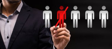 Takım elbiseli patron çalışanı takımdan attı.