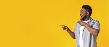 Güzel teklif. Fotokopi uzayını gösteren neşeli siyahi adam