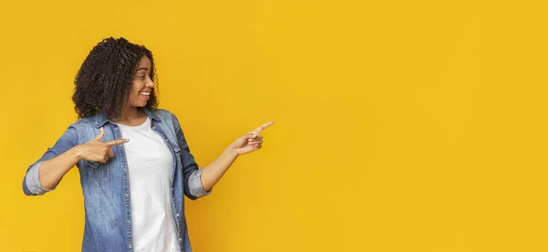 Look There. Smiling Afro Girl Indicating Copy Space On Yellow Background — Stock Photo, Image