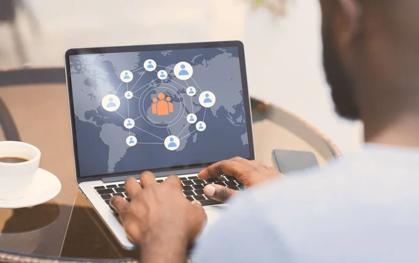 Concepto de comunicación en línea. Trabajador negro usando portátil — Foto de Stock