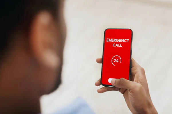 Black man holding smart phone with emergency number — Stock Photo, Image