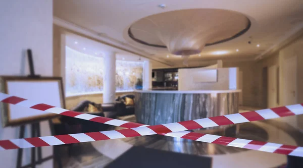 Franjas de seguridad de peligro en el vestíbulo cerrado vacío del hotel de lujo — Foto de Stock