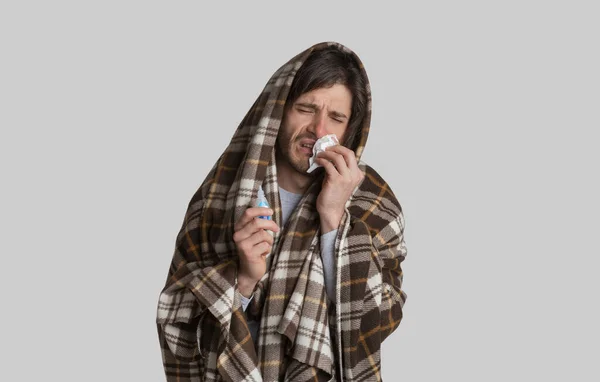 Guy voelt zich slecht en veegt neus met servet — Stockfoto