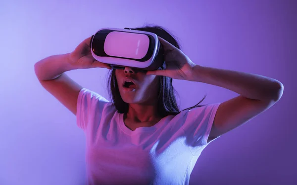 Surpreendida menina milenar em óculos de realidade virtual — Fotografia de Stock