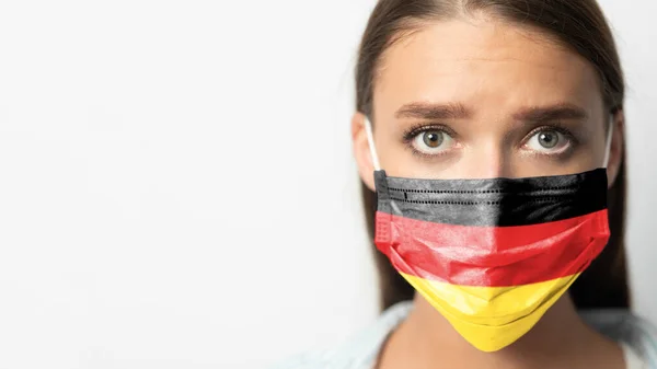 Mujer en máscara médica con bandera alemana, fondo blanco, Panorama — Foto de Stock