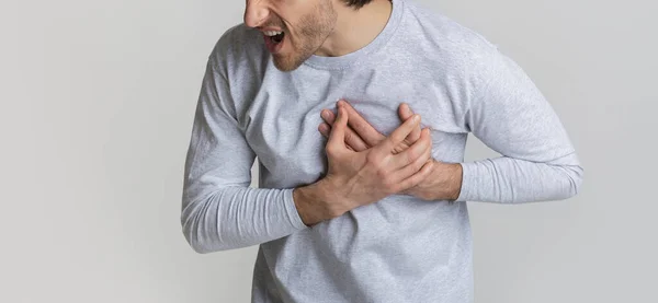 Concepto de ataque cardíaco. El hombre grita de dolor . — Foto de Stock