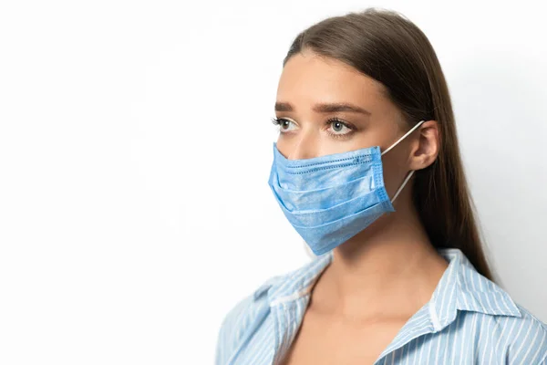 Zieke vrouw dragen gezicht masker op zoek naar opzij over witte achtergrond — Stockfoto