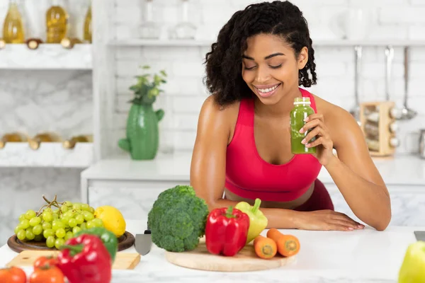 Ajuste Negro Chica Beber Delicioso Verde Desintoxicación Smoothie —  Fotos de Stock
