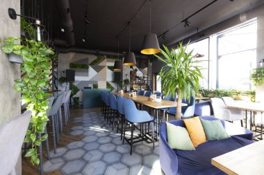 Şehir restoranının ya da kafenin açık modern iç mekanları.
