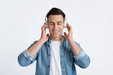 Modern kulaklıklı, gözleri kapalı bir adam.