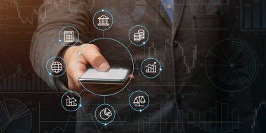 Telefonu olan takım elbiseli bir adam. Grafikler ve sembollerle çift ekran