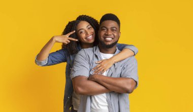 Kameraya sarılıp poz veren binlerce yıllık Afro çiftin portresi.