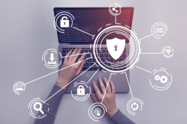 Hacker saldırısı konsepti. Kadın elleri dizüstü bilgisayarda