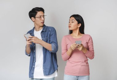 Asyalı sinirli adam kız arkadaşından biraz mahremiyet istiyor.